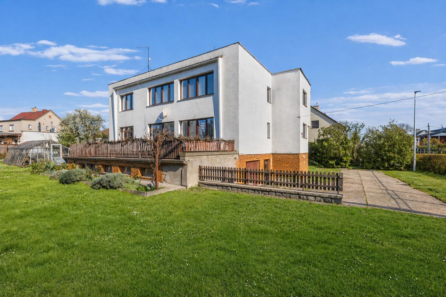 K PRODEJI – Dvougenerační rodinný dům, 365 m², pozemek 744 m², 2 garáže, ul. Čechurova, Praha 9 – Horní Počernice 