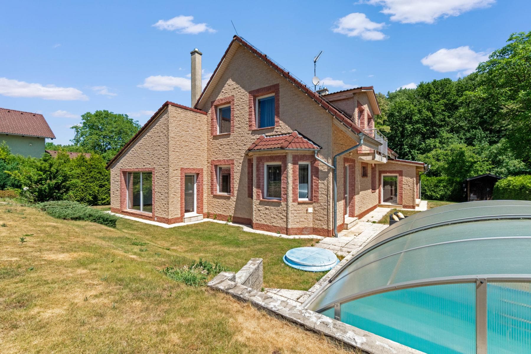 K PRODEJI – Prostorný rodinný dům 5+kk, 202 m², pozemek 1 200 m², zimní zahrada, wellness, krytý bazén a dvojgaráž, Praha – Miškovice, ul. Za Můstkem