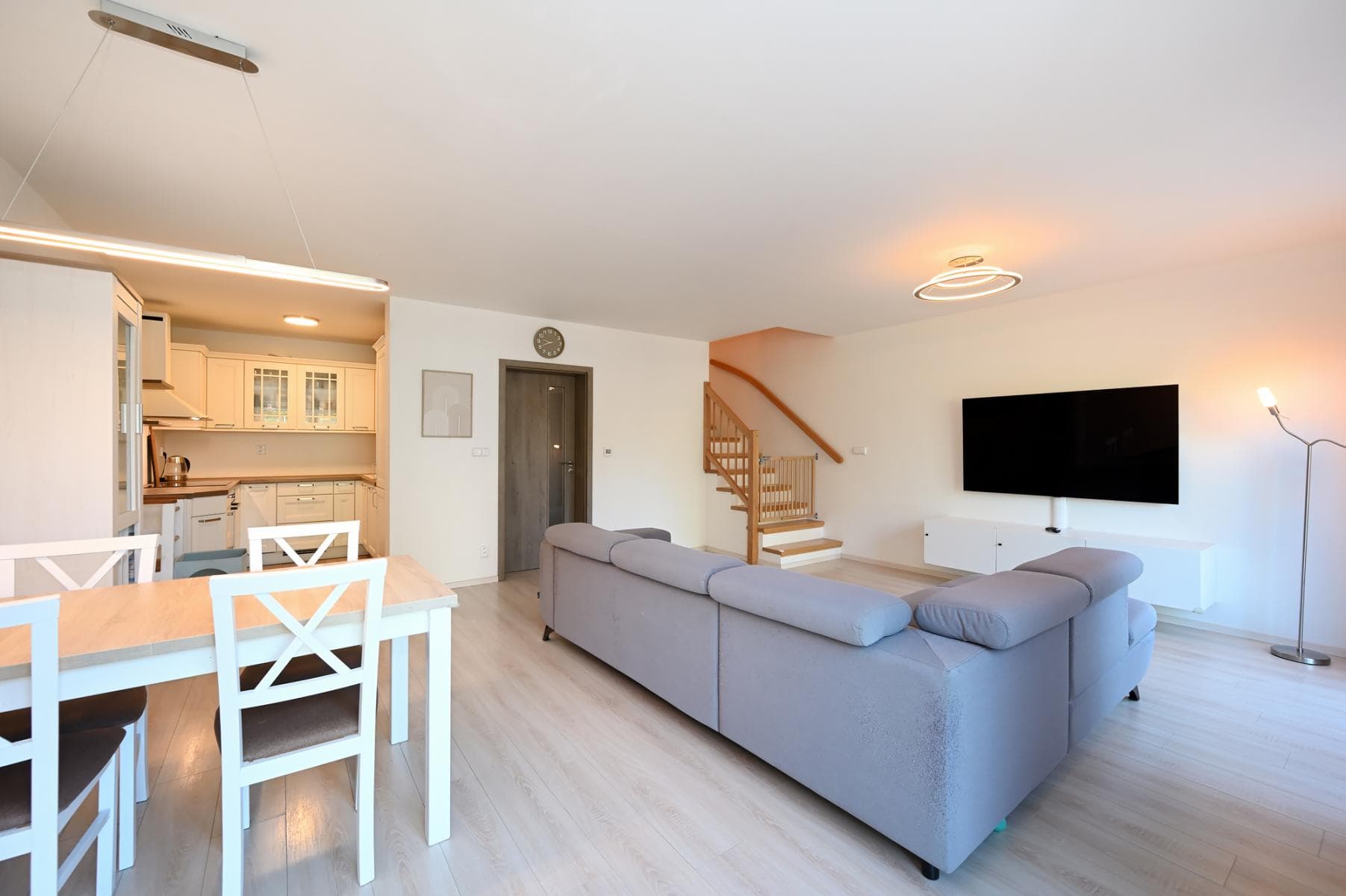 K PRONÁJMU – Moderní řadový rodinný dům 5+kk, 130 m², zahrada 151 m², krytá terasa, 2 venkovní parkovací stání – Zápy