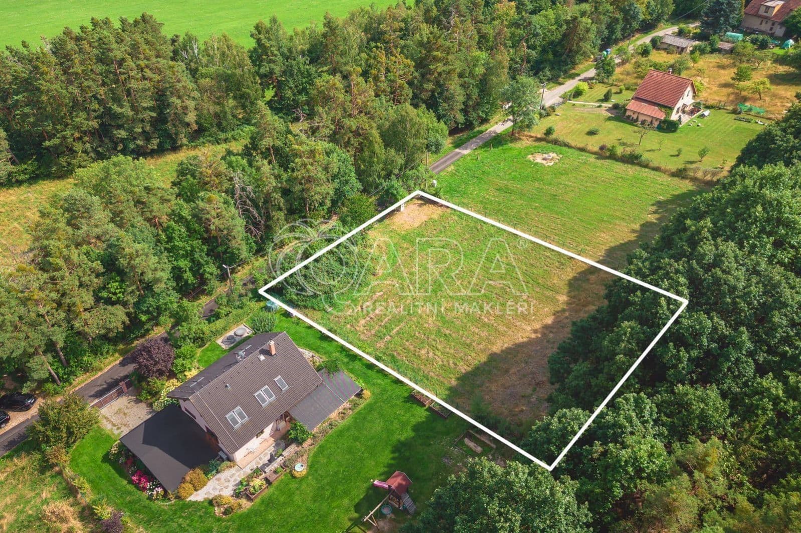 PRODÁNO – Stavební pozemek 1 698 m2, klidná část obce Běštín, okres Beroun