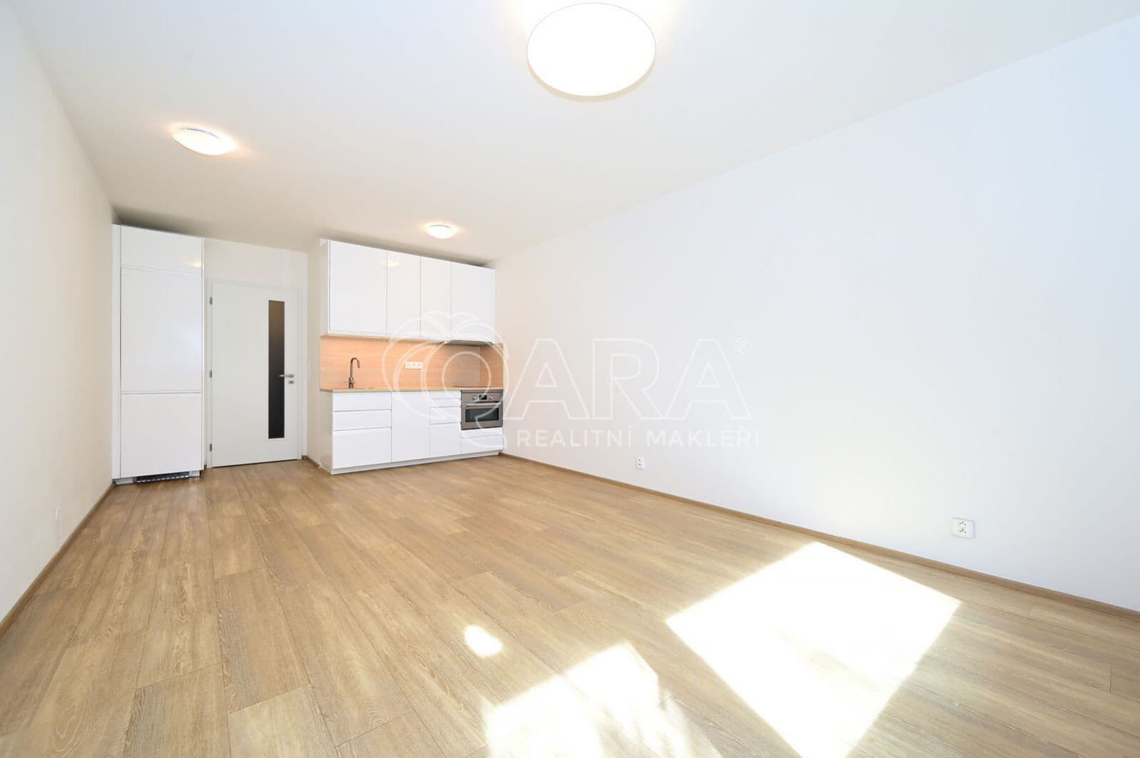 PRONAJATO – Moderní byt (ateliér) 1+kk, 39 m² s předzahrádkou 30 m², sklep 5 m², ul. Poštova, Dolní Chabry