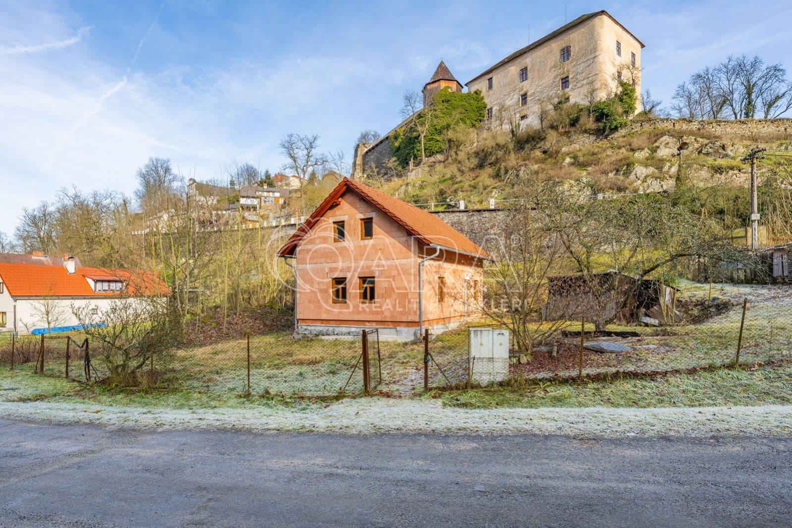 PRODÁNO – Rodinný dům (hrubá stavba), 3+1, 85 m², pozemek 1 454 m², ul. Nádražní – Rataje nad Sázavou