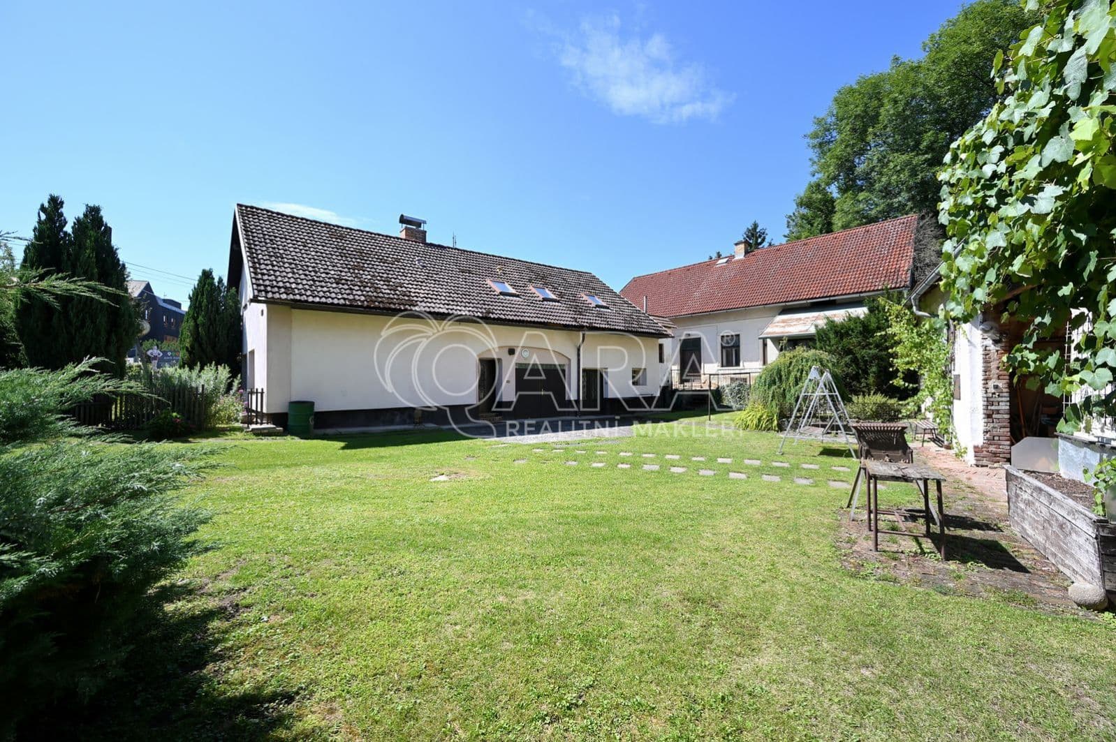 PRONAJATO – Velkorysý rodinný dům 5+kk, 145 m², zařízený, zahrada 800 m², Praha – Benice