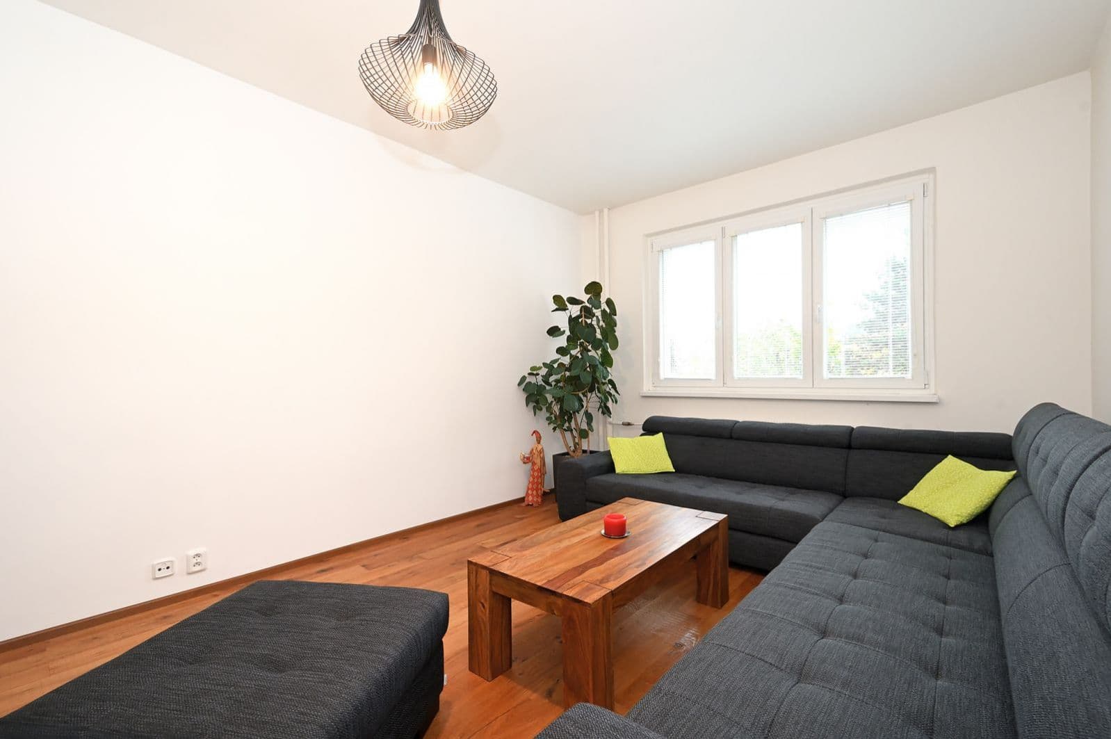 PRONAJATO – Moderní a zařízený byt 3+1, 68 m², lodžie, sklep, v žádané lokalitě Prahy 6 – Vokovicích, ul. Africká