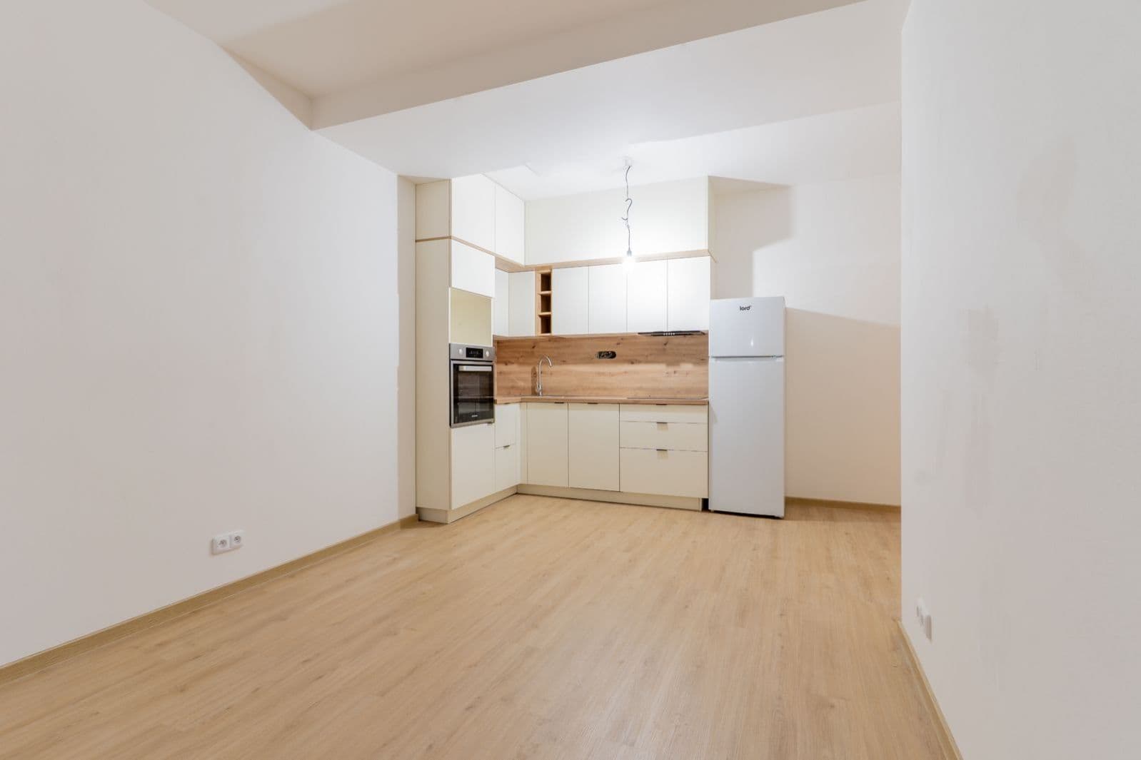 PRONAJATO – Rezidence Obora – nově dokončený byt 1+kk, 26 m² + balkon 2,5 m², sklep, ul. Špitálská, Příbram