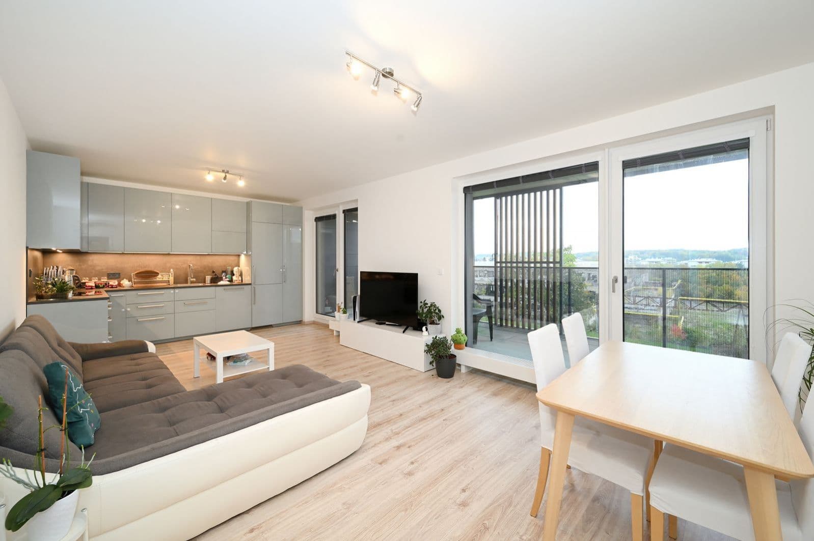 PRONAJATO – Rezidence Výhledy Rokytka, prostorný byt 3+kk, 97 m² + terasa 22 m², garážové stání, sklep, Praha 9 – Vysočany, ul. Oktábcových