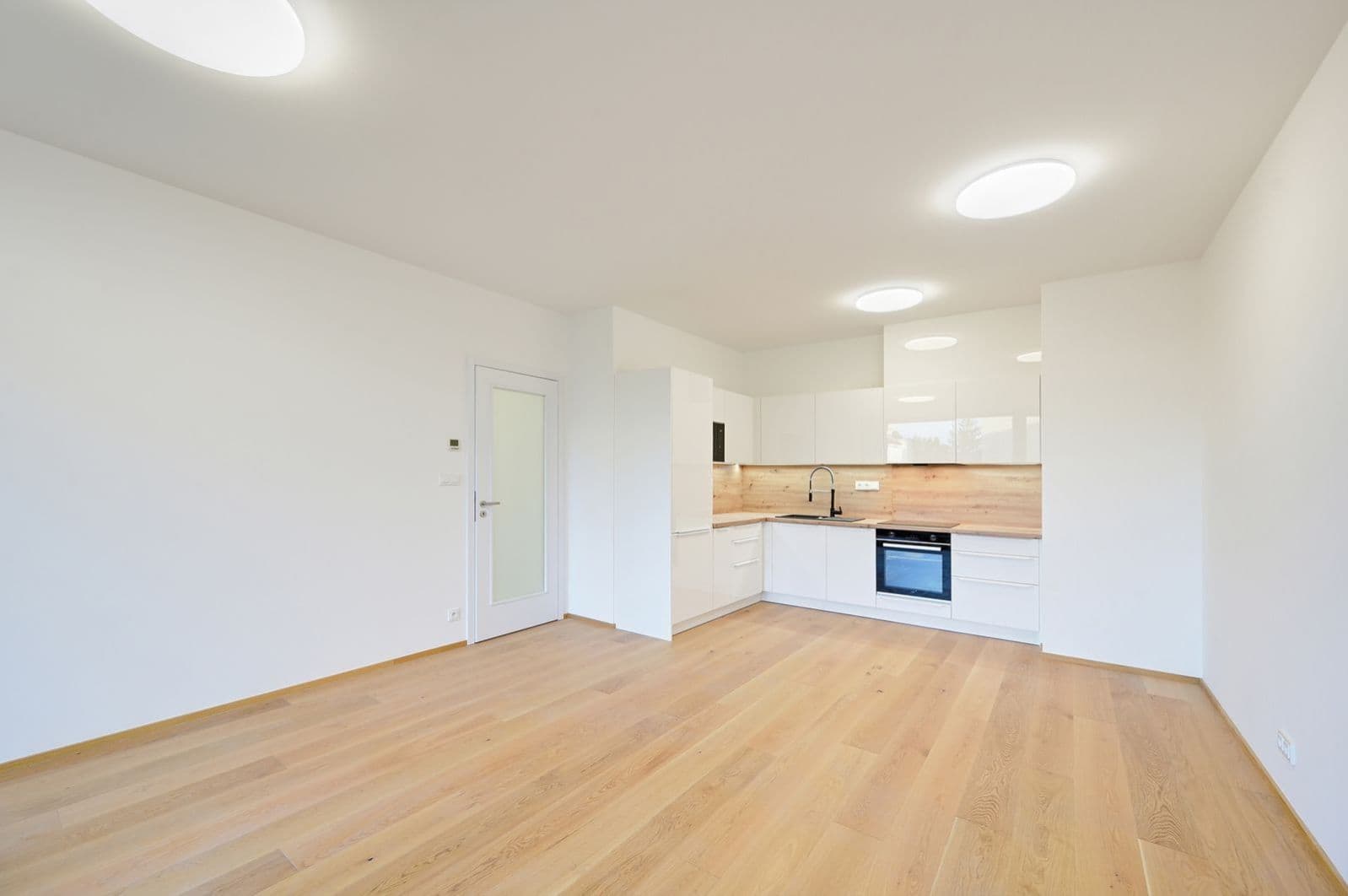 PRONAJATO – Nová Waltrovka, moderní byt 2+kk, 52 m² + lodžie 5,6 m², garážové stání, sklep, Praha 5 – Jinonice