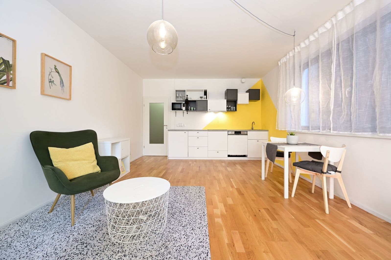 PRONAJATO – Park Rezidence Klamovka, kompletně vybavený byt 1+kk, 44 m² + sklep, ul. Plzeňská, Praha 5 – Smíchov