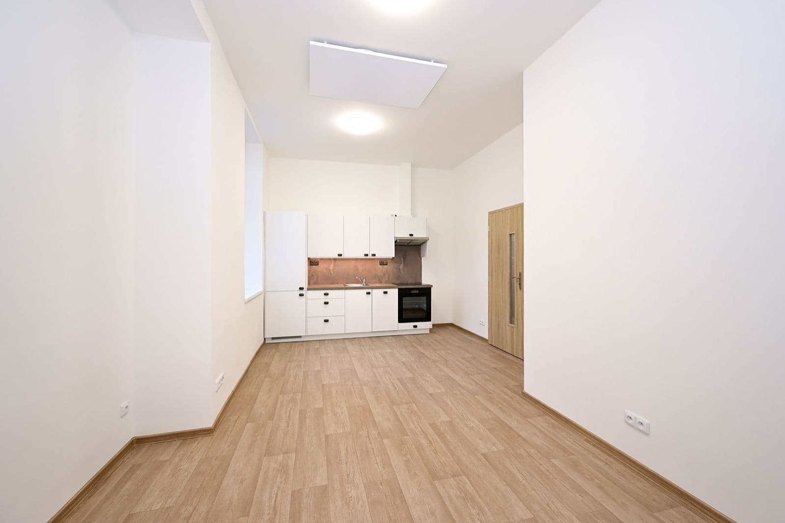 PRONAJATO – Útulný a nově zrekonstruovaný byt 1+kk, 32 m², ul. Komunardů, Praha 7 – Holešovice