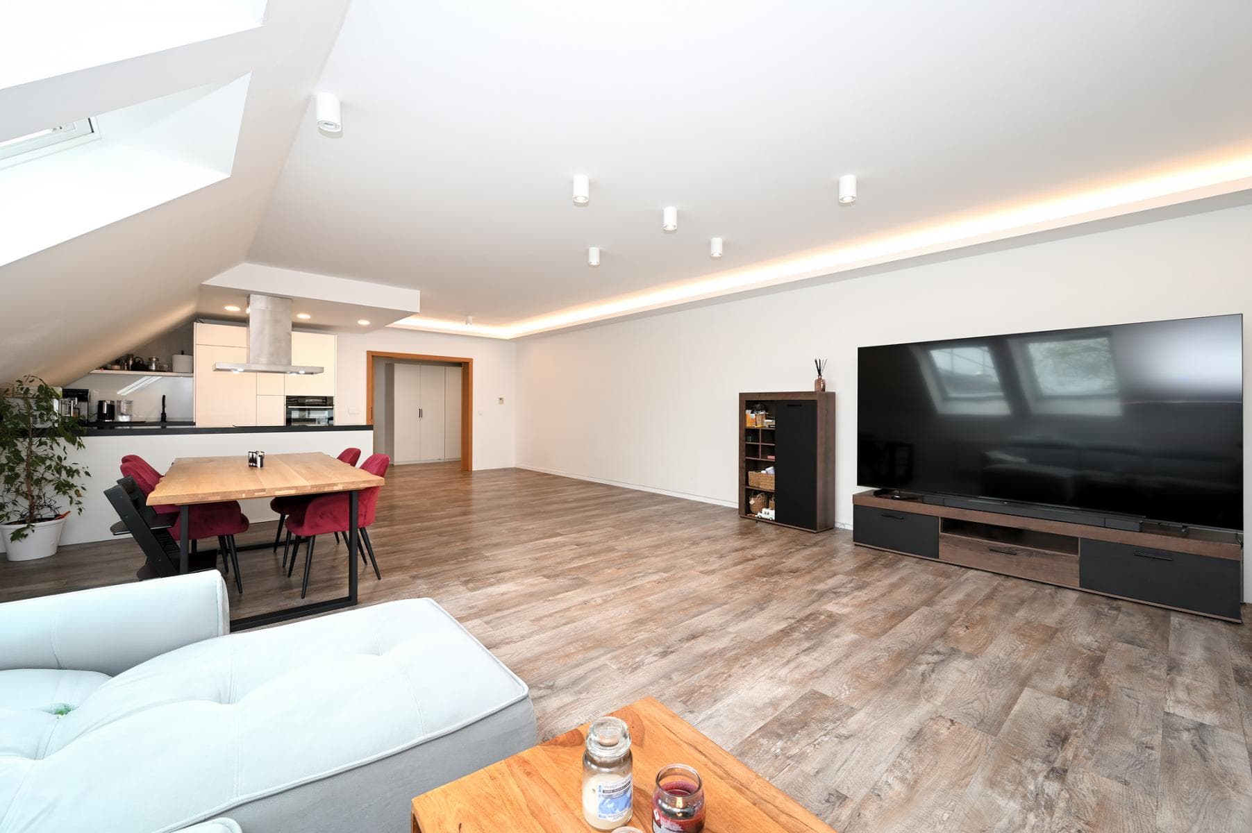 PRONAJATO – Bydlení Smetánka, prostorný byt 4+kk, 142,9 m² + terasa 41,3 m², 2× garážové stání, ul. Mezilehlá, Praha 9 – Hrdlořezy