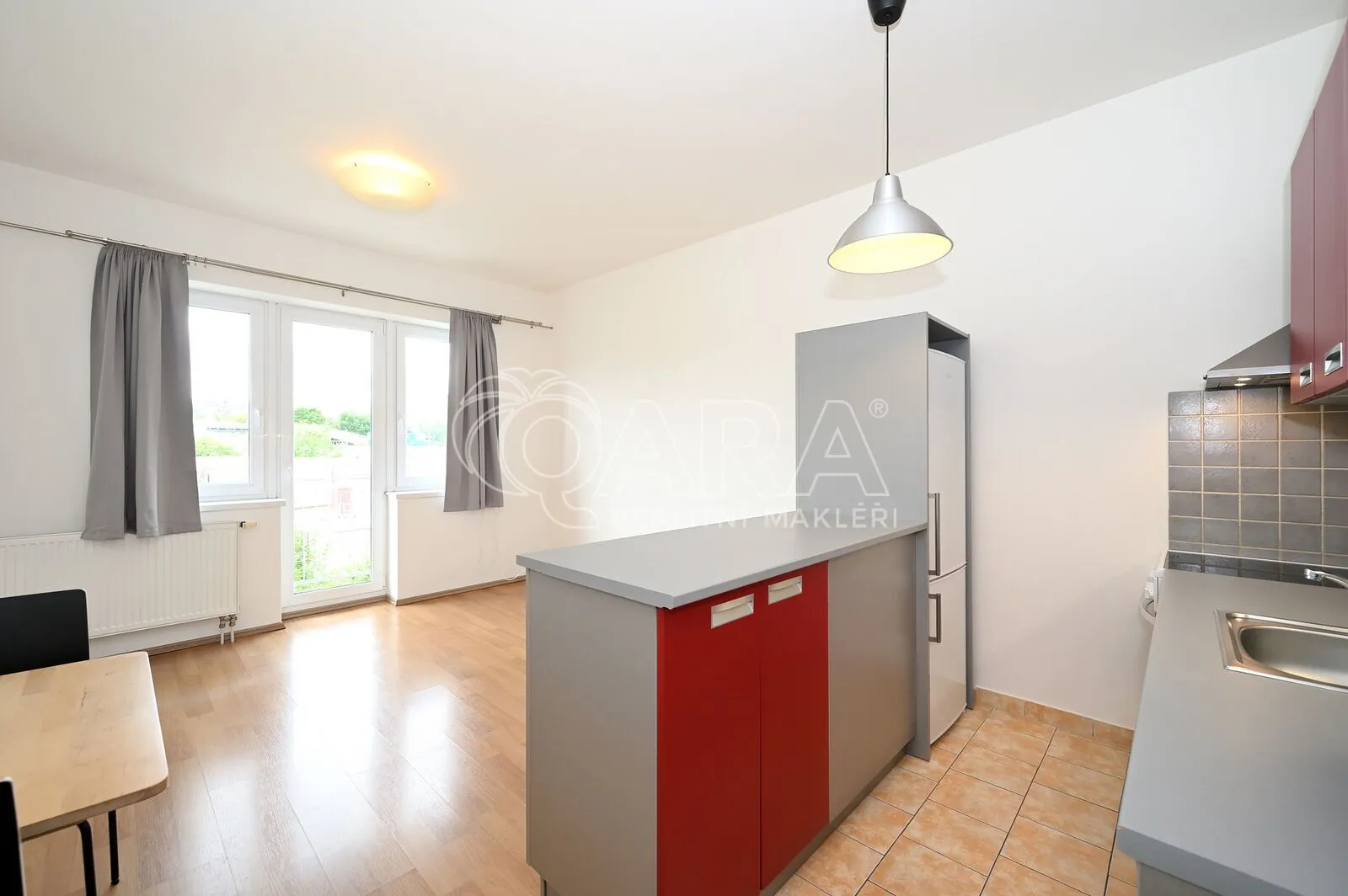 FOR RENT – 1+kk Apartment, 31 m², balcony, cellar storage, quiet street Silurská, Prague 5 – Hluboče