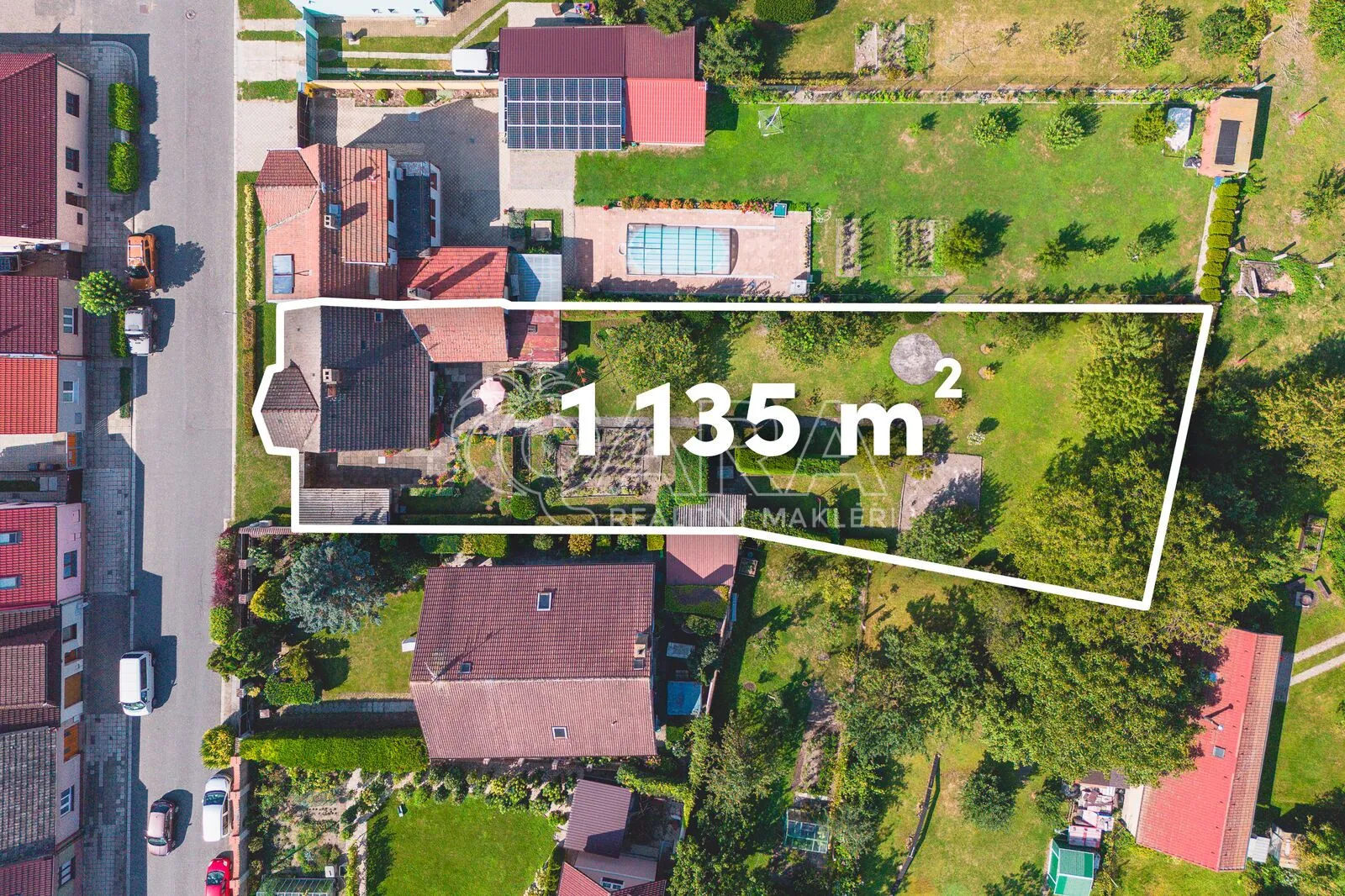 A generous building plot of 1135 m² with a house and garden in the center of Lysá nad Labem